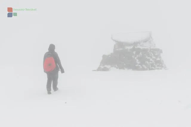 Die steinerne Gipfelhütte auf dem Ben Nevis