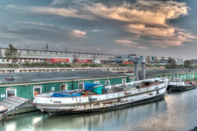 Älteres Schiff in einem Seitenarm der Elbe als HDR