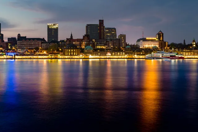 Hamburg an der Elbe bei Nacht