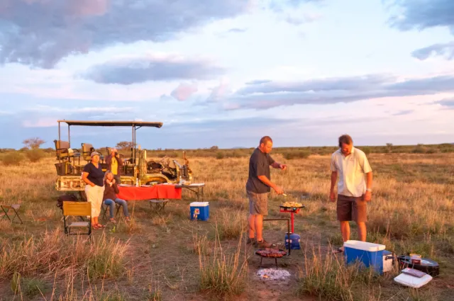 Grillen beim Sonnenuntergang in der Savanne