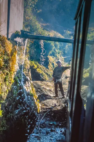 Kinder springen auf die Züge