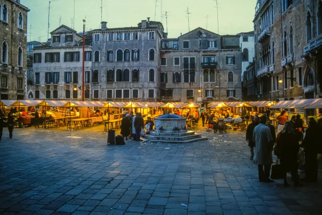 Canals, alleys and squares