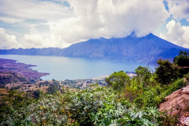 Der Kratersee in der Caldera des Batur mit dem Gunung Abang