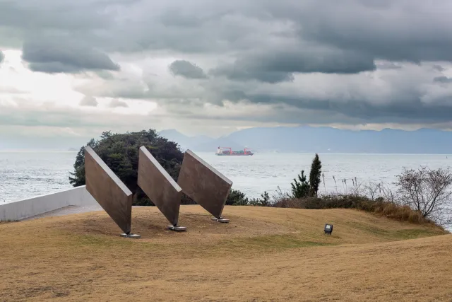 Moving art with a sea view in the park around the Benesse House