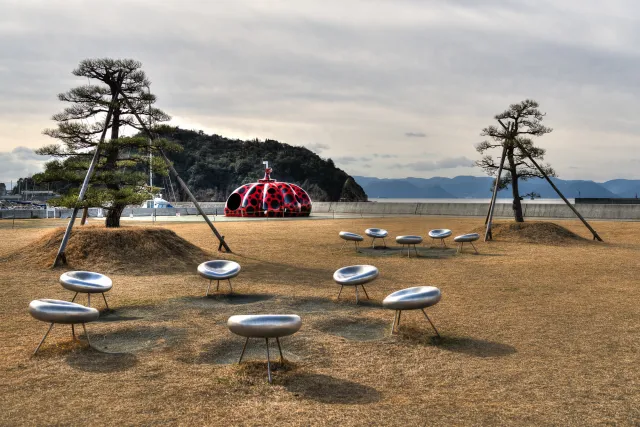 Roter Kürbis von Yayoi Kusama im Fährhafen Miyanoura