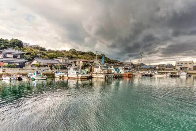 Honmura Hafen auf Naoshima bei Sturm