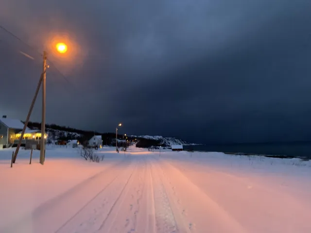 Schneepisten am Fjord