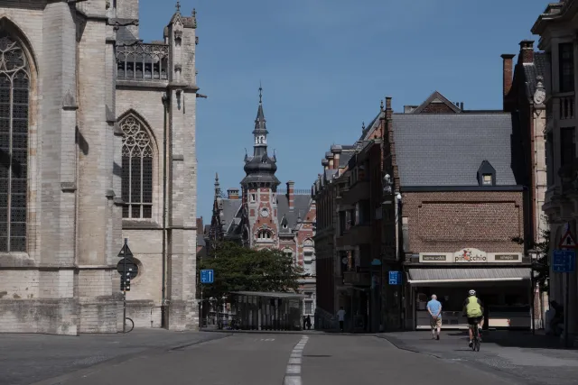 Gegenüber vom Rathaus in Löwen steht die spätgotische Sint Pieterskirche mit dem Abendmahlsaltar von Dierick Bouts, einem Maler der Flämischen Primitive.