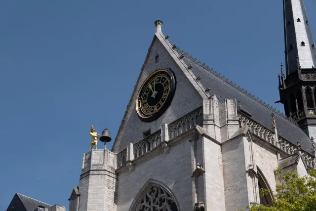 Gegenüber vom Rathaus in Löwen steht die spätgotische Sint Pieterskirche mit dem Abendmahlsaltar von Dierick Bouts, einem Maler der Flämischen Primitive.