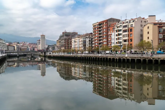 Brücken und Gebäude am Fluss Nervión