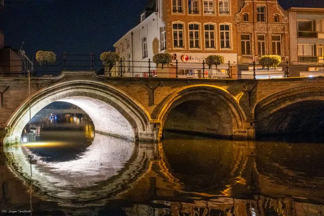 Brillenbrücke über die Dijle bei Nacht