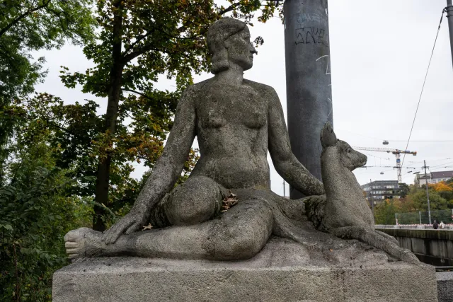 Woman with Dog, sculpture at the Lorraine Bridge